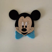 Mickey Mouse keçe figürü — mavi papyonlu