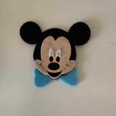 Mickey Mouse keçe figürü — mavi papyonlu