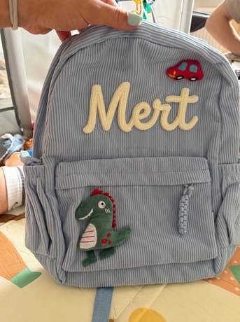 Mert isminin işlendiği açık renkli LumiaBag